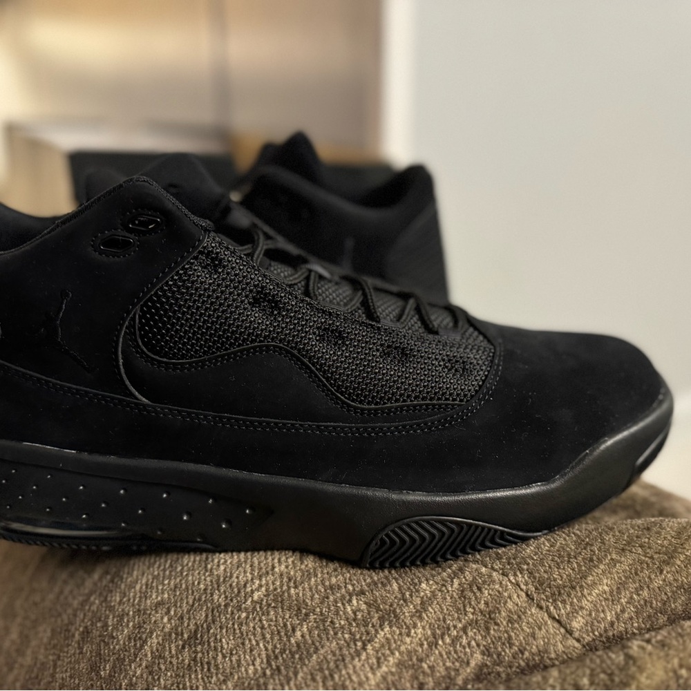 Nike Black Low-Top Sneakers with Cushioned Sole